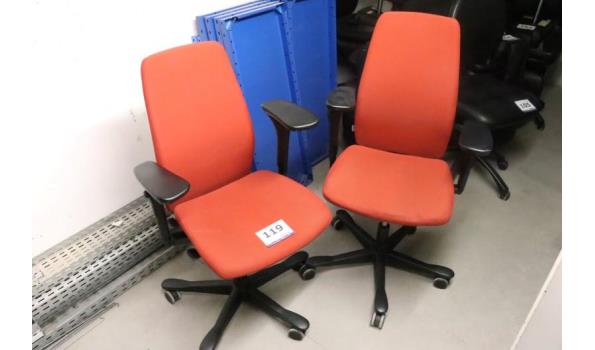 2 verr bureaustoelen, oranje/rode stof bekleed